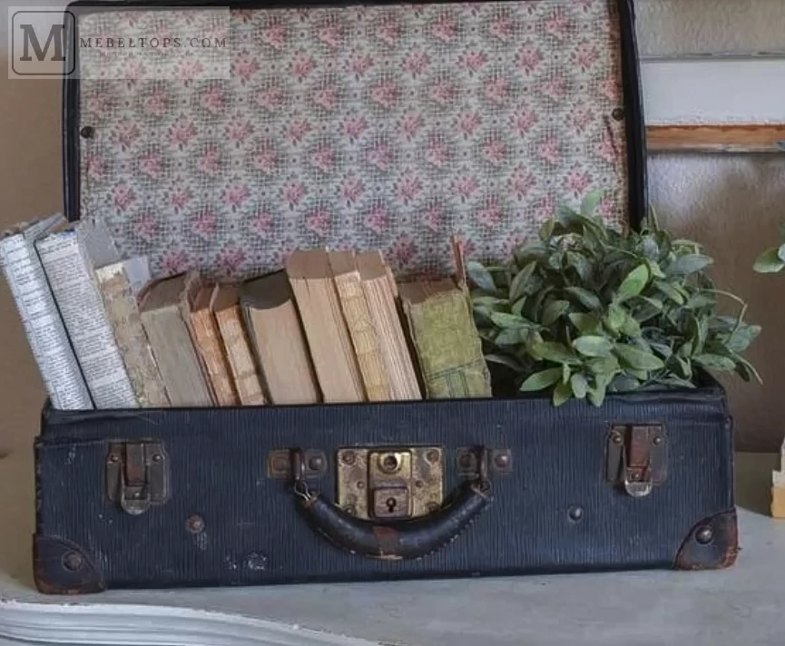 Для украшения кабинета можно использовать старинный чемодан - на сайте mebeltops.com