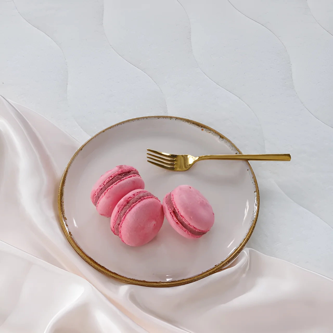 Топпер Sweets Caramel на белой кровати: нежные макаруны на тарелке, золотая вилка, уютный домашний интерьер.