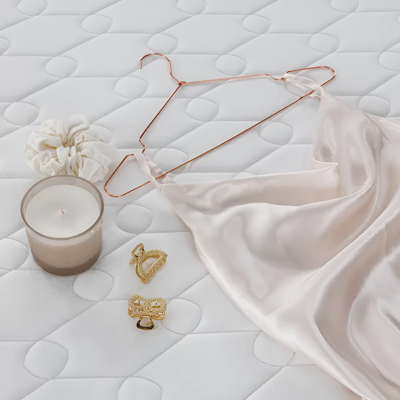 Матрас Fashion Vela: уютная белая текстура с аксессуарами, создающими атмосферу комфорта и роскоши для спальни.