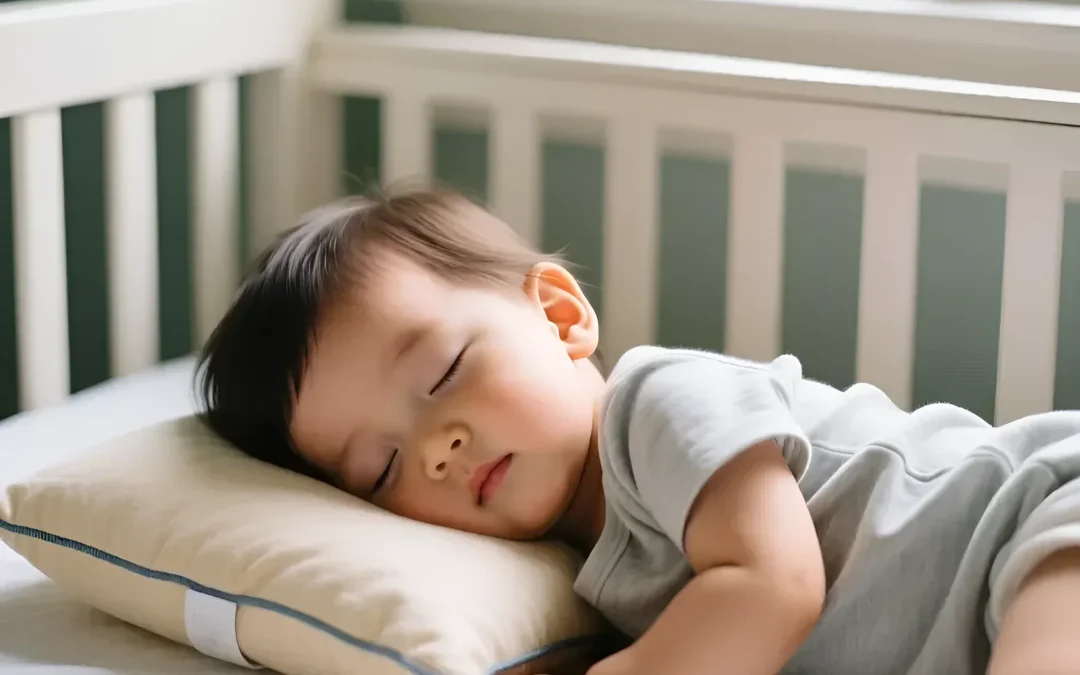 Фотография спящего младенца на детской подушке в кроватке. Иллюстрация к статье о выборе безопасных и удобных подушек для детей.
