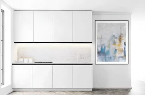 Белая угловая кухня Sigma ручка 2,4м в современном интерьере. Кухонный гарнитур с белыми фасадами и черными ручками, фото.