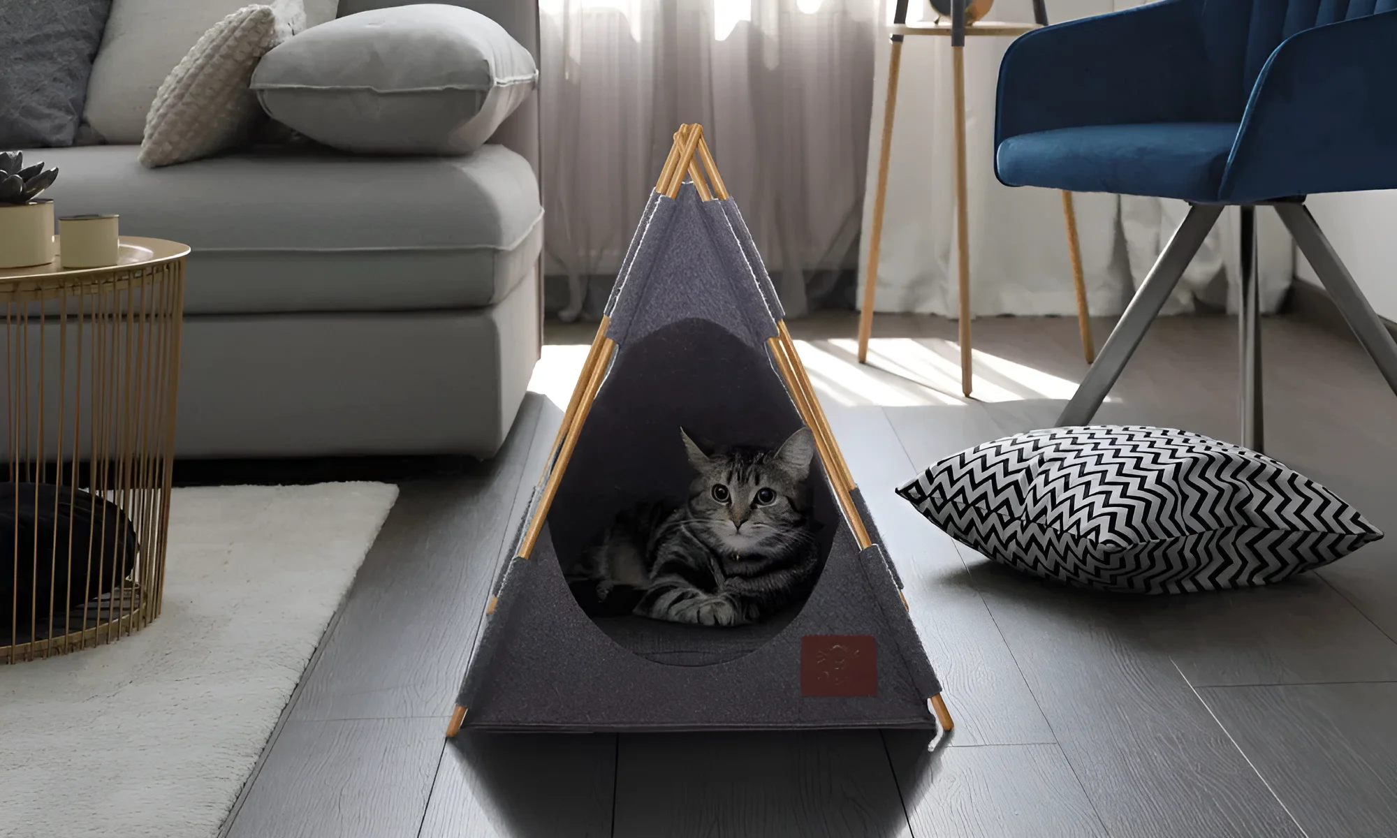Серый домик для кошек Hovel в современном интерьере, уютное место для отдыха питомца, стильный дизайн.