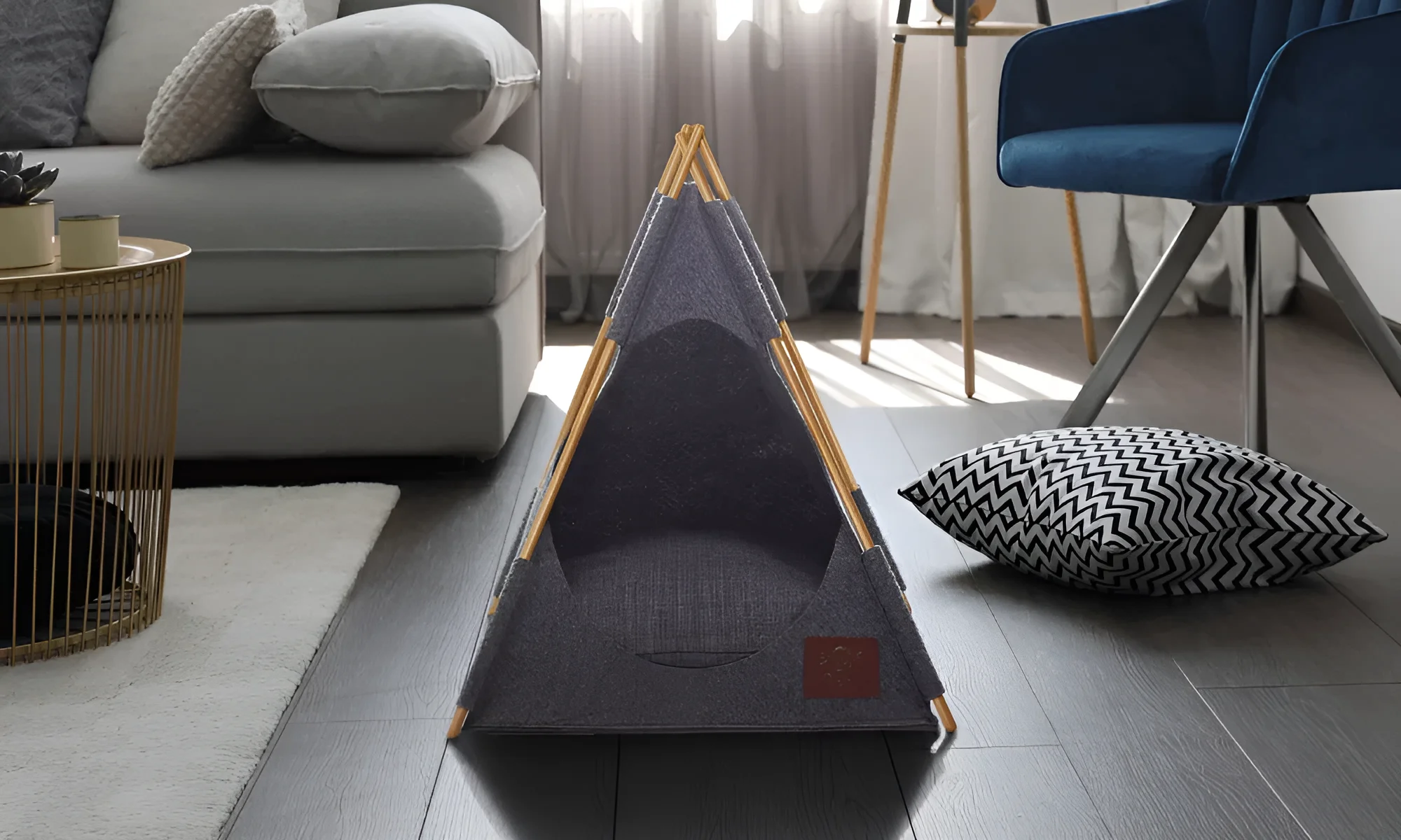 Уютный домик для кошек Hovel серого цвета в современном интерьере гостиной, стильный аксессуар для питомцев.