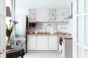 Белая угловая кухня "Диамант" 3,4х1,6 метра на фото в интерьере: стильный дизайн, практичное решение для небольших кухонь.