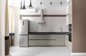 Угловая кухня "Gola ручка" 2,6 х 2м с фасадами "Еко" в современном интерьере, бежевые фасады, вытяжка, холодильник.