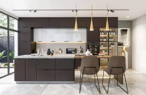 Угловая кухня "Хай-тек" 4х2.2м Смоки: современный дизайн, глянцевые фасады, барная стойка, стильное освещение, фото интерьера кухни.