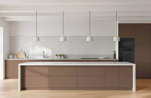 Кухня в стиле лофт 2.4 метра, крашеный МДФ цвет капучино, современный дизайн, белая столешница, белая плитка, подвесные светильники.