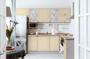 Кухня маленькая "Диамант" 2000м Крем: фото интерьера кухни в светлых тонах, компактная и функциональная кухонная мебель.