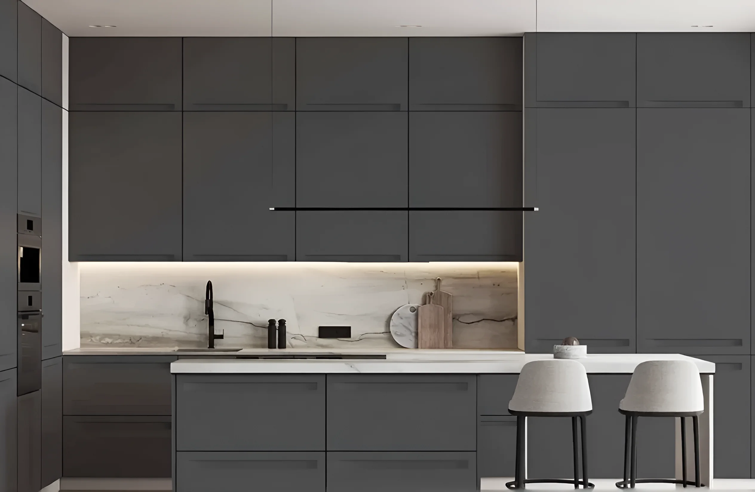 Современная кухня под потолок "Альфа ручка" графитового и белого цвета из МДФ, размеры 1,8 х 3,6 м, стильный дизайн интерьера.