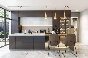 Современная прямая кухня под потолок "Эко" 4,2м в цвете дуб золотой и графит темный, стильный дизайн интерьера кухни.