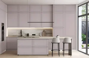 Кухня "Рамка" 3.6х1.8м бежевого цвета с островом из крашеного МДФ, современный дизайн, барные стулья, светлый интерьер.