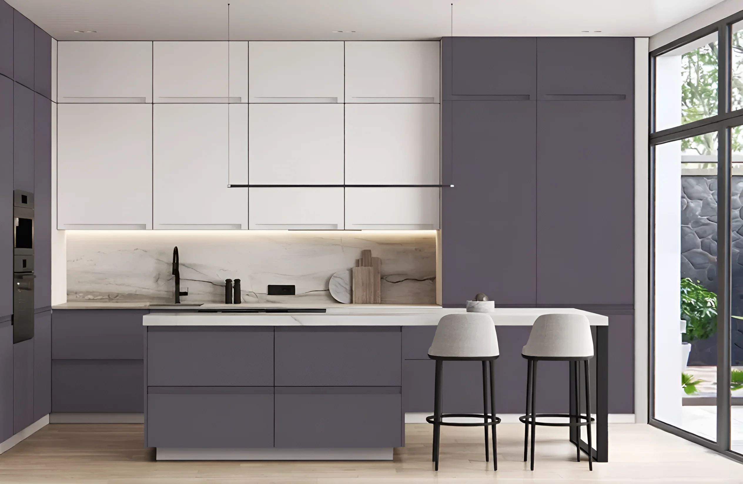 Современный кухонный гарнитур "Альфа ручка" 4.2м в цвете графит из крашеного МДФ, стильный дизайн, минимализм, барные стулья.