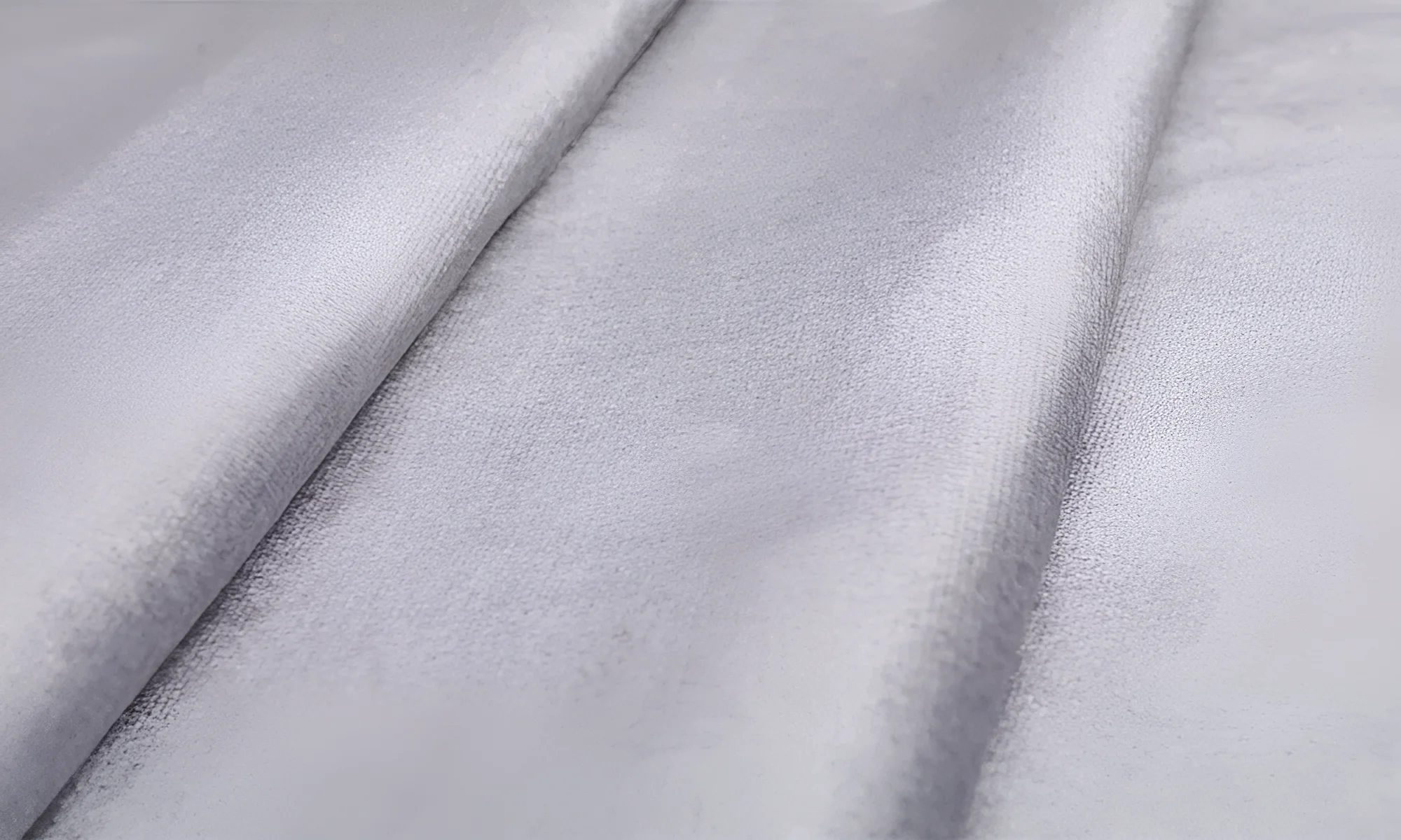 Ткань Happiness Silver крупным планом: мягкий, бархатистый велюр серебристого цвета для обивки мебели и декора.