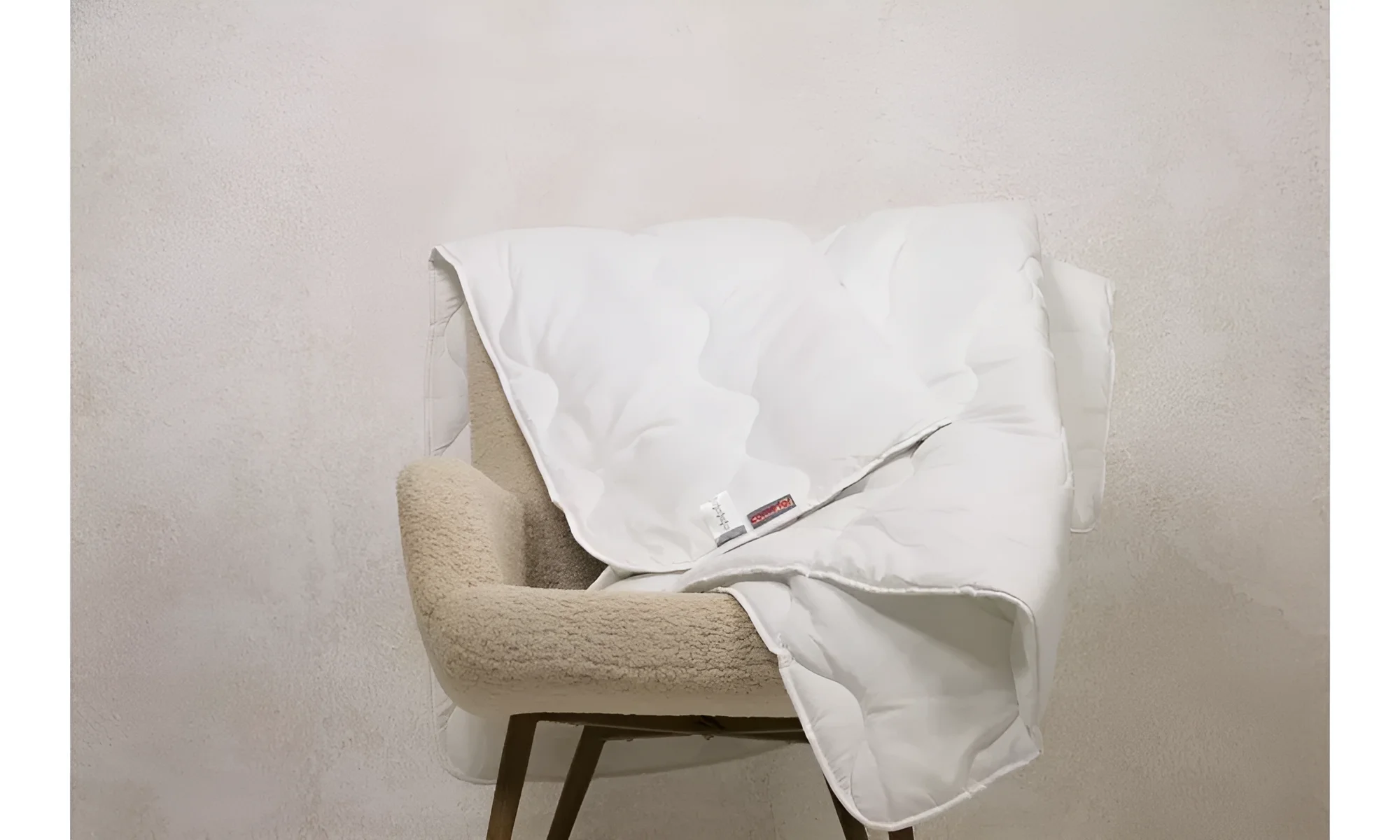 Белое стеганое одеяло Come-For Basic Light на уютном кресле, идеальное для спальни или гостиной, купить в MebelTops.