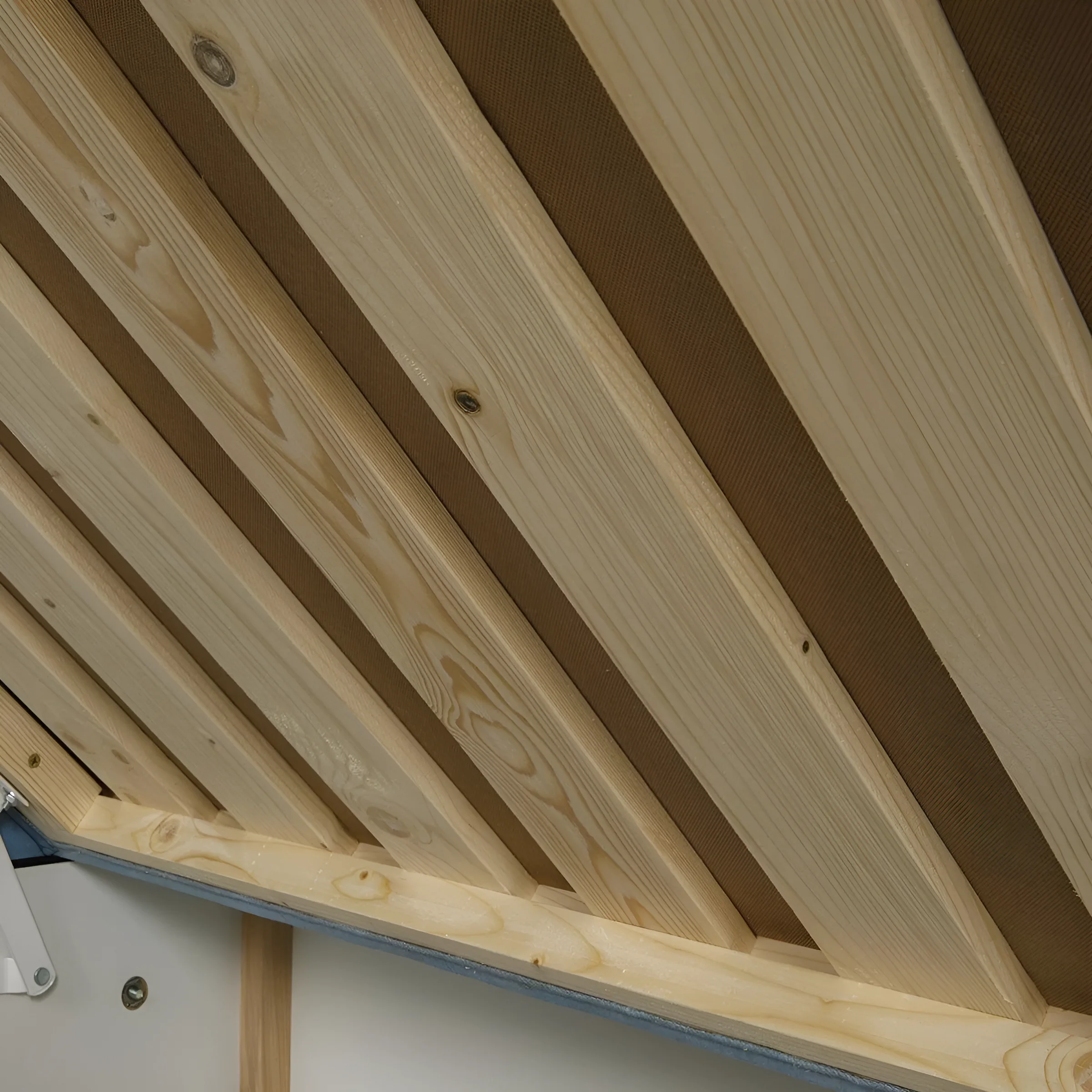 Спальная система Bruno: вид снизу на деревянные ламели и основание кровати, обеспечивающие ортопедическую поддержку матраса.