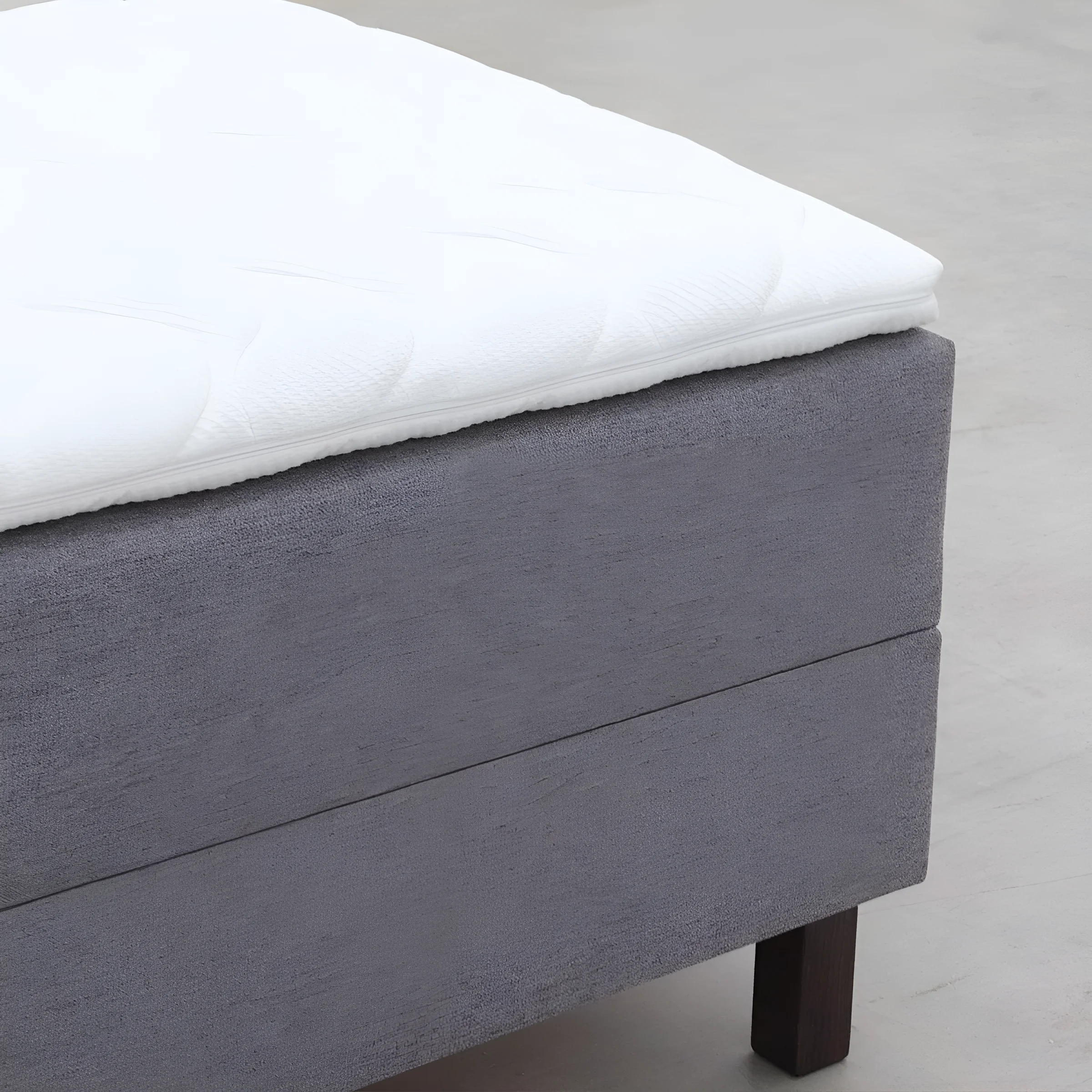 Спальна система Gerda 180x200: стильная кровать серого цвета с удобным белым матрасом для комфортного сна.