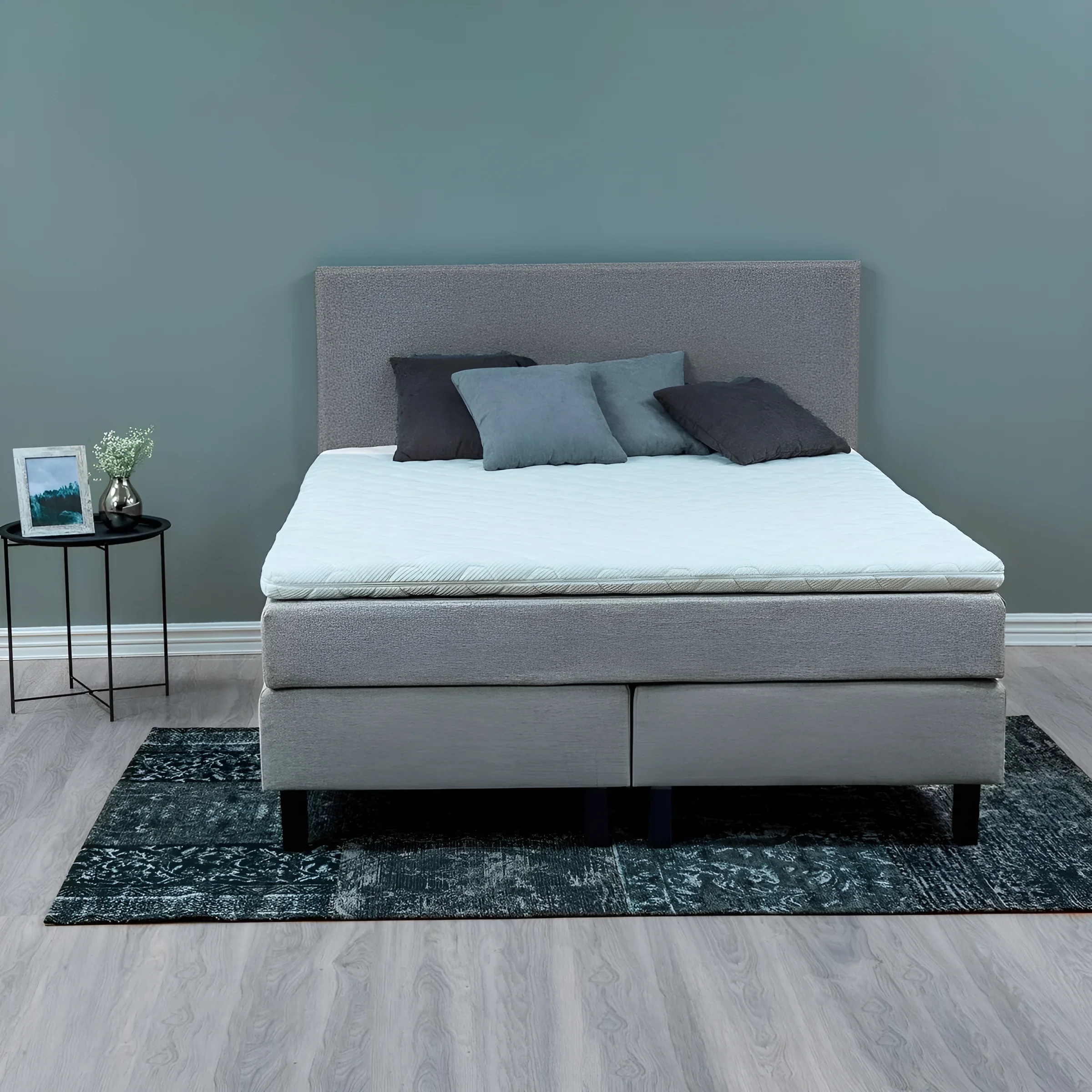 Спальная система Gerda 180x200: стильная кровать с мягким изголовьем, матрас и декоративные подушки в современном интерьере.