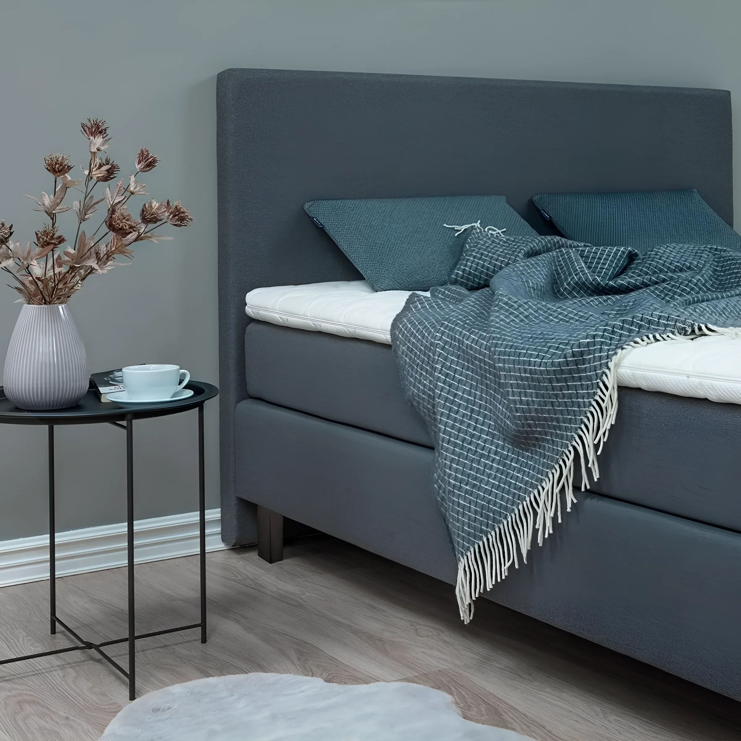 Современная спальная система Gerda 180x200 в сером цвете с мягким изголовьем, стильный интерьер спальни, MebelTops.