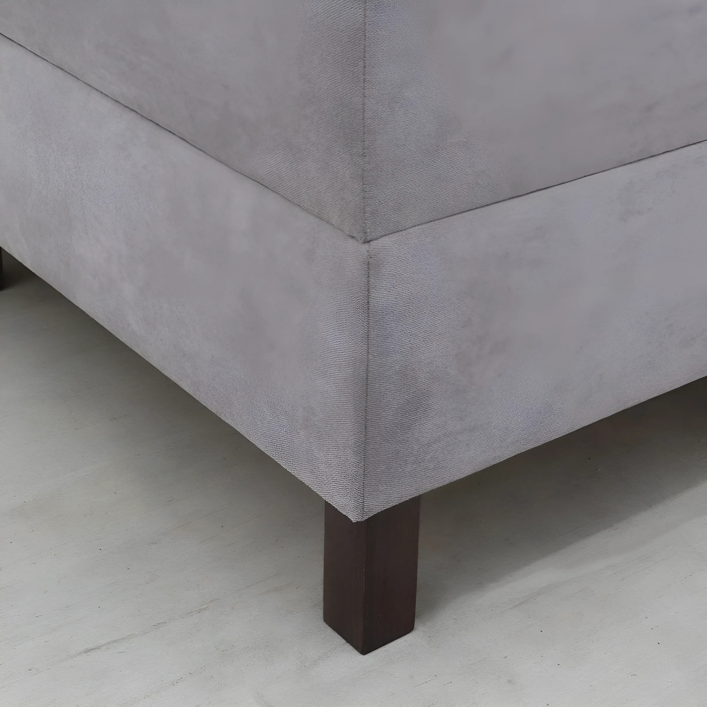 Угол спальной системы Gerda 90x200: качественная обивка серого цвета и надежные деревянные ножки, современный дизайн.