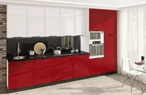 Современная глянцевая красная и белая кухня в стиле хай-тек с встроенной техникой, мойкой и столешницей из черного гранита.