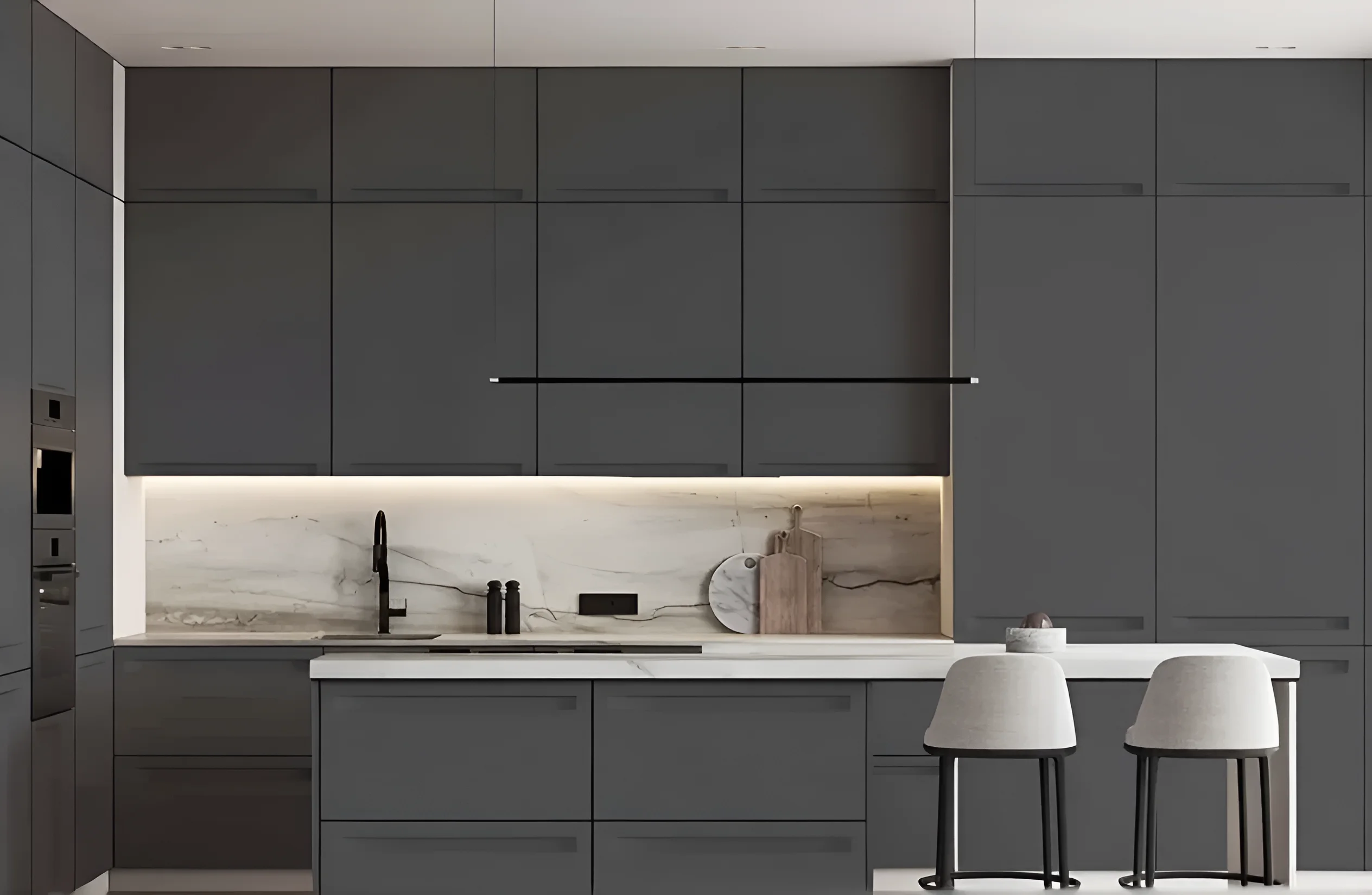 Современная кухня "Альфа ручка" 3.6х1.8м в графитовом цвете из крашеного МДФ с минималистичным дизайном и акцентной подсветкой.