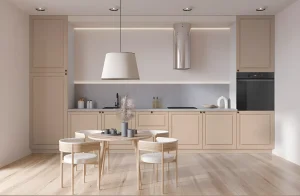 Светлая кухня 'Атланта' 3.6м с крашеным МДФ в графитовых и кремовых тонах, современная техника, обеденная зона.