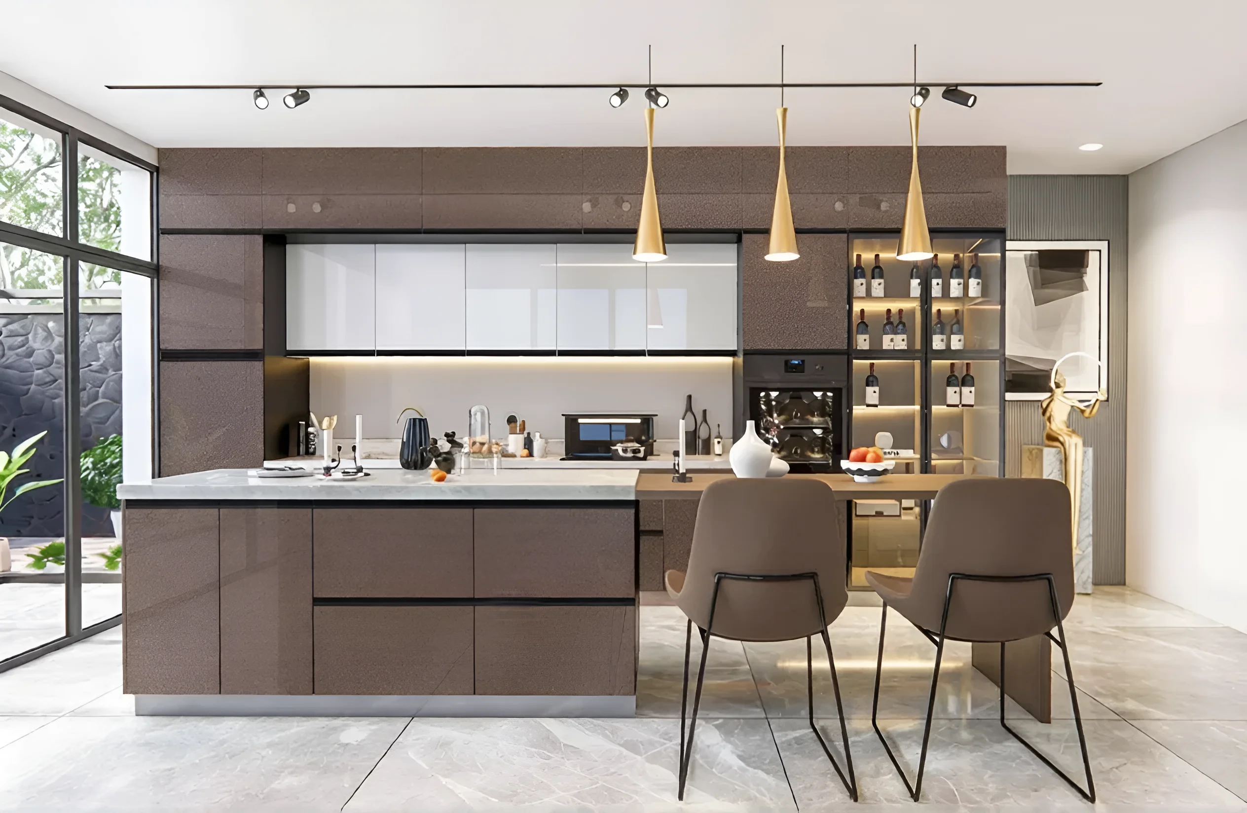 Современная кухня блюм "Sigma ручка" 4,4м с островом в белом и шоколадном цвете, с золотыми подвесными лампами и винным шкафом.