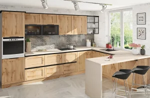 Угловая кухня "Gola ручка" 2.8 х 2.4м в стиле лофт, с фасадами "КВГ" цвета Ваниль и Дуб золотой, и черными интегрированными ручками.