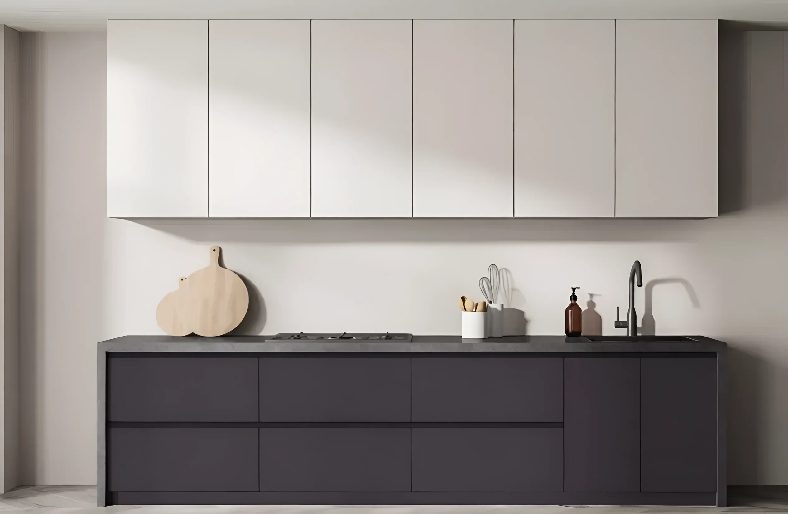 Современная кухня 3.8м с интегрированными Gola ручками, верхние фасады белые, нижние графит светлый, стиль минимализм.