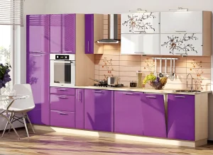 Угловая кухня "Хай-тек" 300x220 см в ярком сиреневом и белом цвете с фасадами, декорированными цветочным орнаментом.