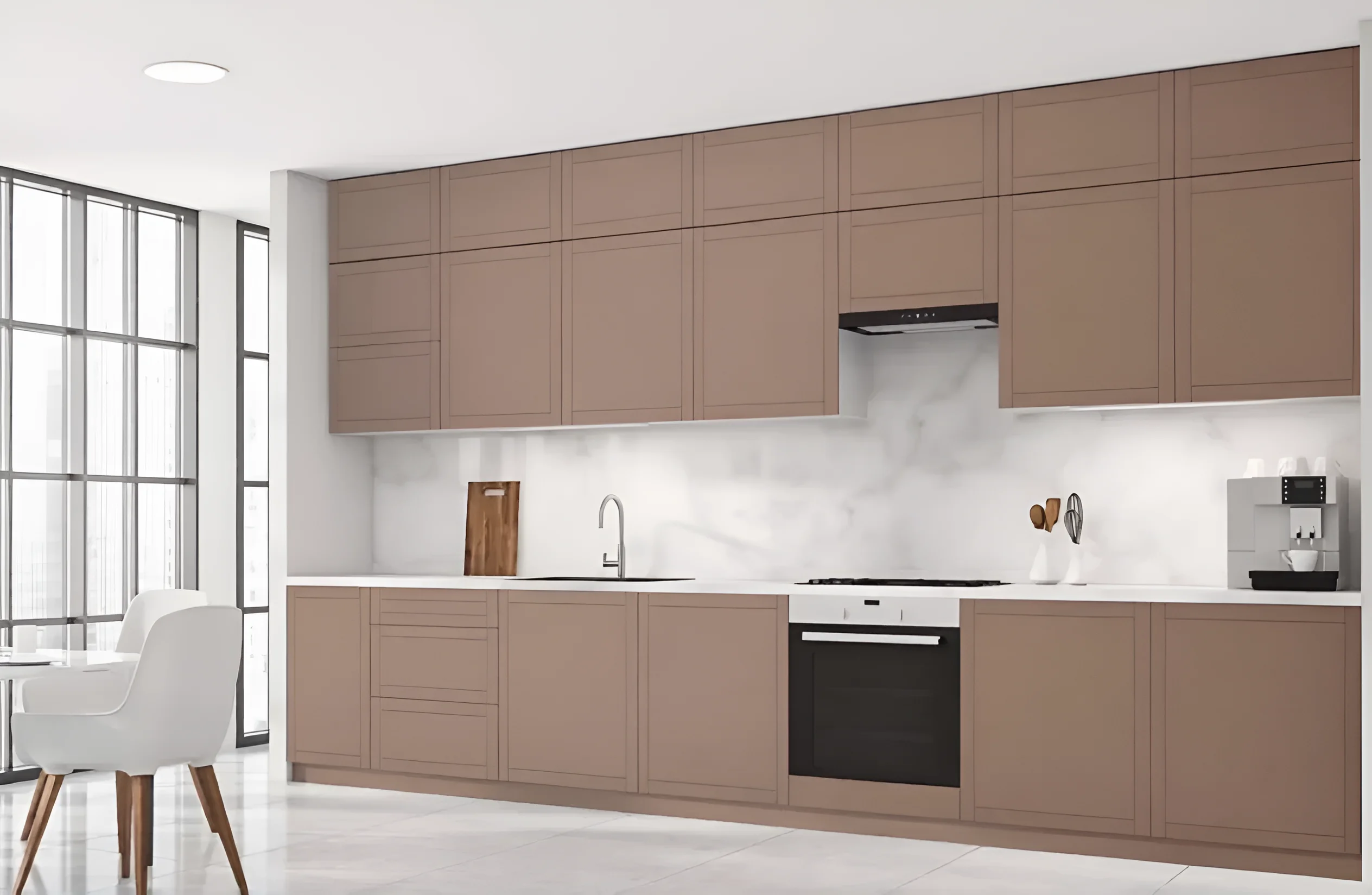 Современная кухня с фасадами "Рамка" в цвете капучино, выполненными из крашеного МДФ. Кухонный гарнитур длиной 4 метра.