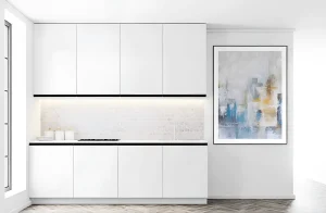 Современная белая кухня "Тренд" 2,4 метра с минималистичным дизайном и абстрактной картиной на стене.