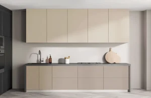 Современная кухня под потолок "Эко" 3.8 метра в прямом исполнении, сочетающая оттенки ванили и капучино, с верхними и нижними шкафами, столешницей и встроенной мойкой.