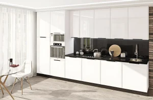 Стильная белая кухня в стиле хай-тек с окном, интегрированной техникой, черной столешницей и цветной печатью на фартуке.