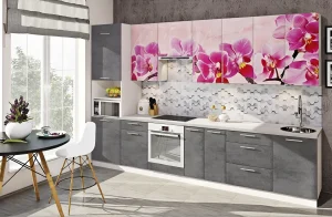 Современная маленькая кухня 2.5 метра в стиле хай-тек с фасадами под мрамор и бетон серого цвета, декорированная цветочными принтами орхидей.