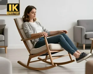 Женщина расслабляется в современном деревянном кресле-качалке с мягкой обивкой, наслаждаясь моментом покоя в светлой гостиной.