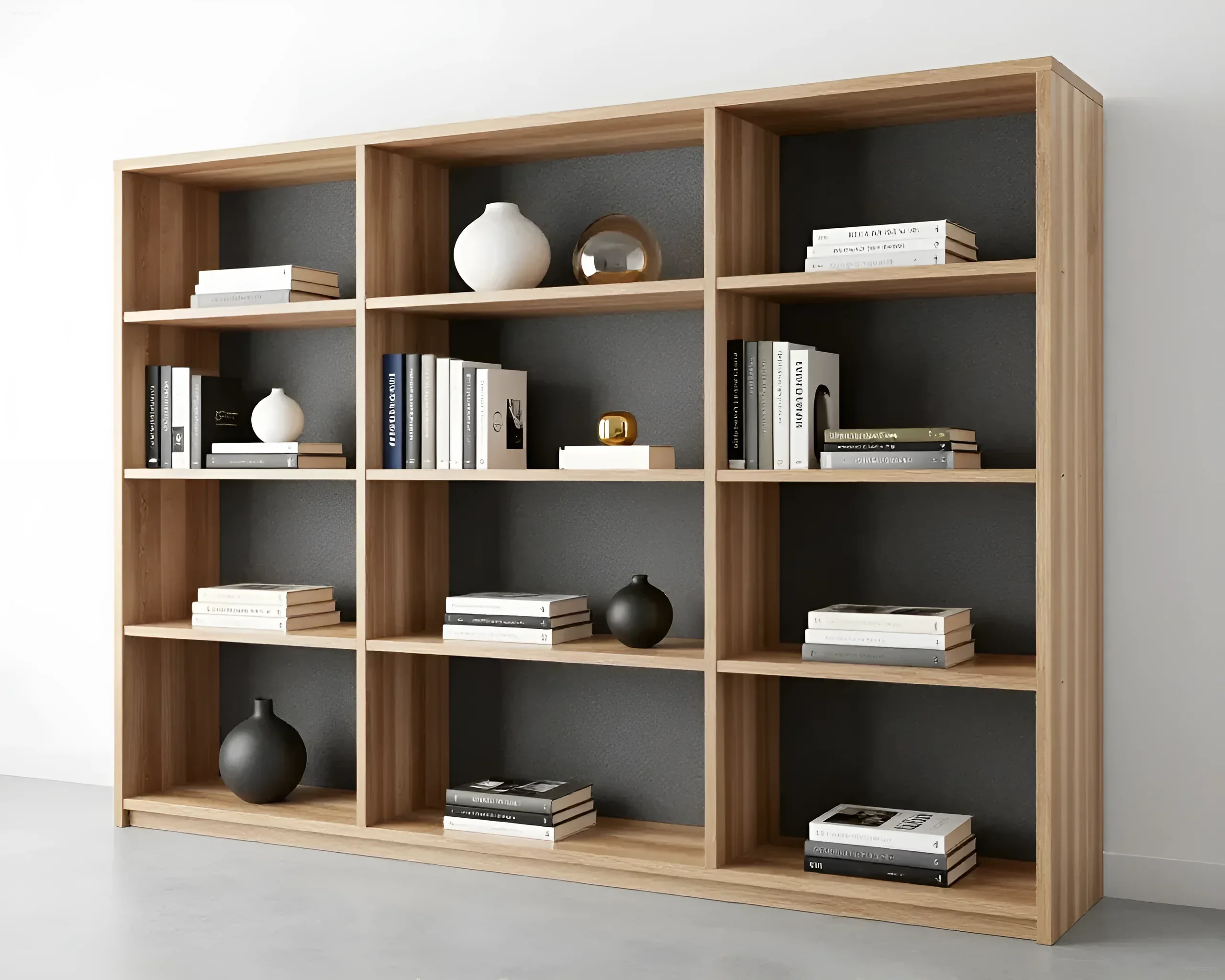 Modernes Holzregal mit Büchern und Dekoration, das akustische Eigenschaften zeigt.