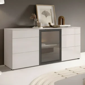 Большой современный комод Flex 1,5м с ДСП фасадом Кашемир для зала, белые глянцевые ящики, центральная стеклянная витрина, стильный интерьер.