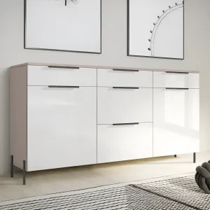 Большой комод Flex 1.5 метра с глянцевыми белыми ДСП фасадами, топом под дерево, черными ручками и металлическими ножками, идеален для современного коридора.