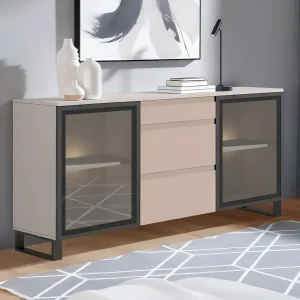 Комод Flex 1.5 м на ножках с МДФ фасадами цвета капучино и стеклянными витринами, представленный в современной гостиной MebelTops.com.