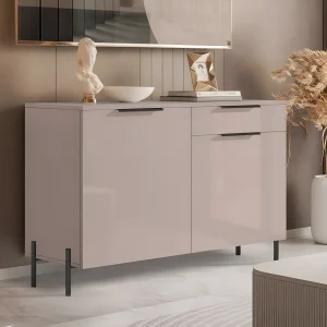 Современный комод Flex 1200 мм ДСП с глянцевым фасадом Тоффи, оснащенный двумя дверцами и выдвижными ящиками, на черных металлических ножках.