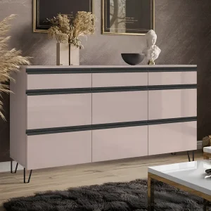 Современный комод Flex 150 см цвета тоффи с глянцевыми ДСП фасадами и черными интегрированными ручками на металлических ножках, идеально вписывающийся в стильный интерьер гостиной.