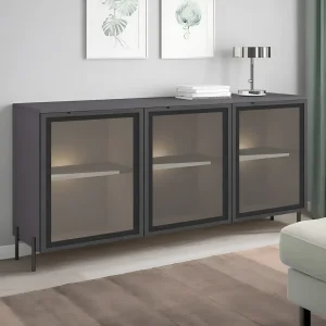 Стильный серый комод-буфет Flex 150 см со стеклянными дверцами графитового цвета, демонстрирующий современный дизайн для гостиной.