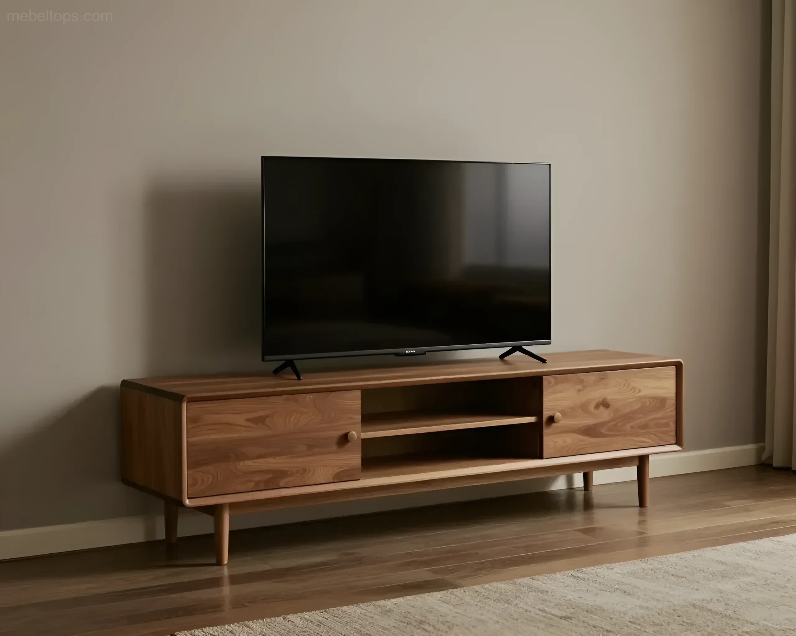 Holz-TV-Schrank mit zwei geschlossenen Fächern und offenen Regalböden, darauf steht ein moderner Fernseher