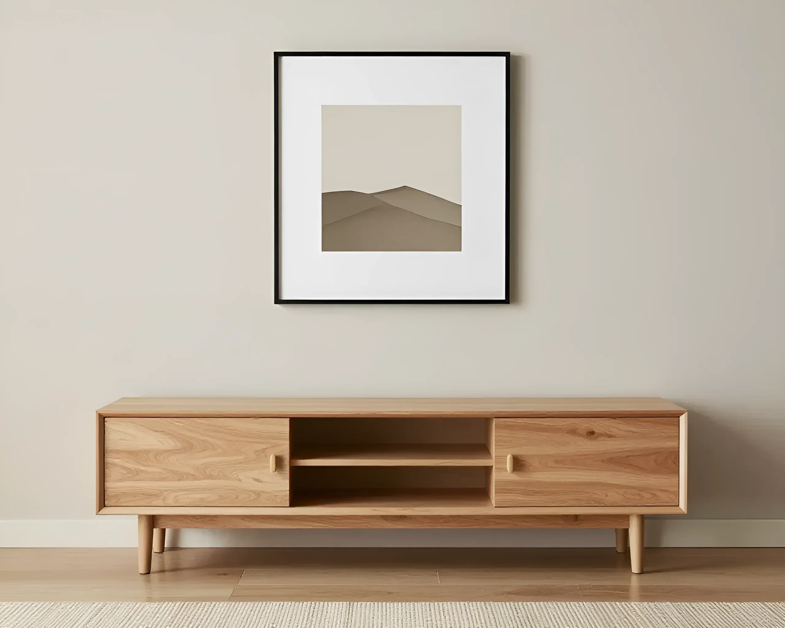 Kompakter TV-Schrank aus hellem Holz mit zwei Drehtüren und offenen Regalböden, auf dünnen Beinen stehend, vor einer hellen Wand mit einem Bild.