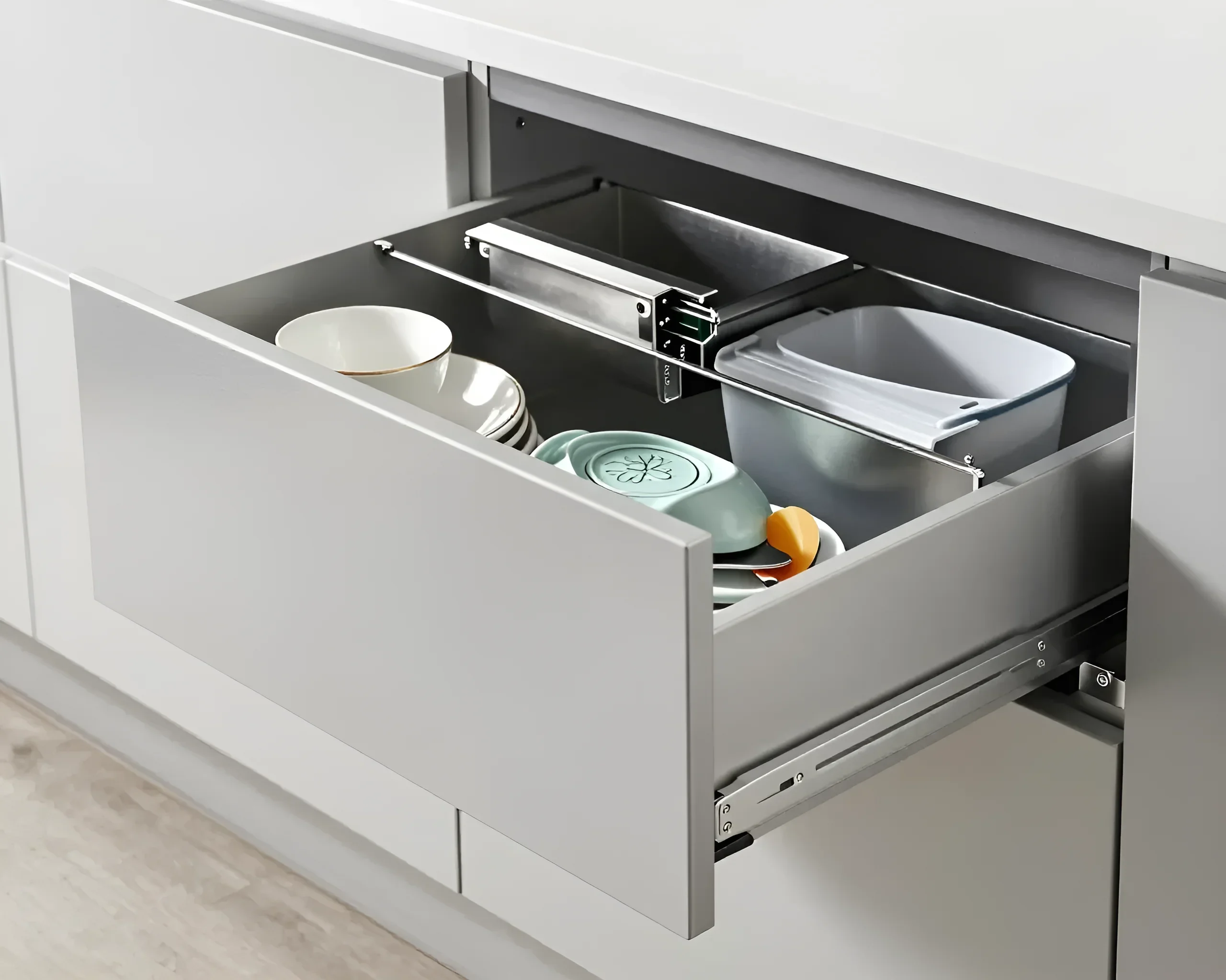 Internal organization of a drawer with dishes and containers