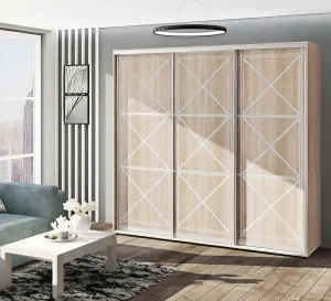 Просторный трехдверный шкаф-купе 2,3 метра "Прованс" в цвете дуб сонома с глянцевыми фасадами, украшенными декоративным геометрическим узором, в современном интерьере.