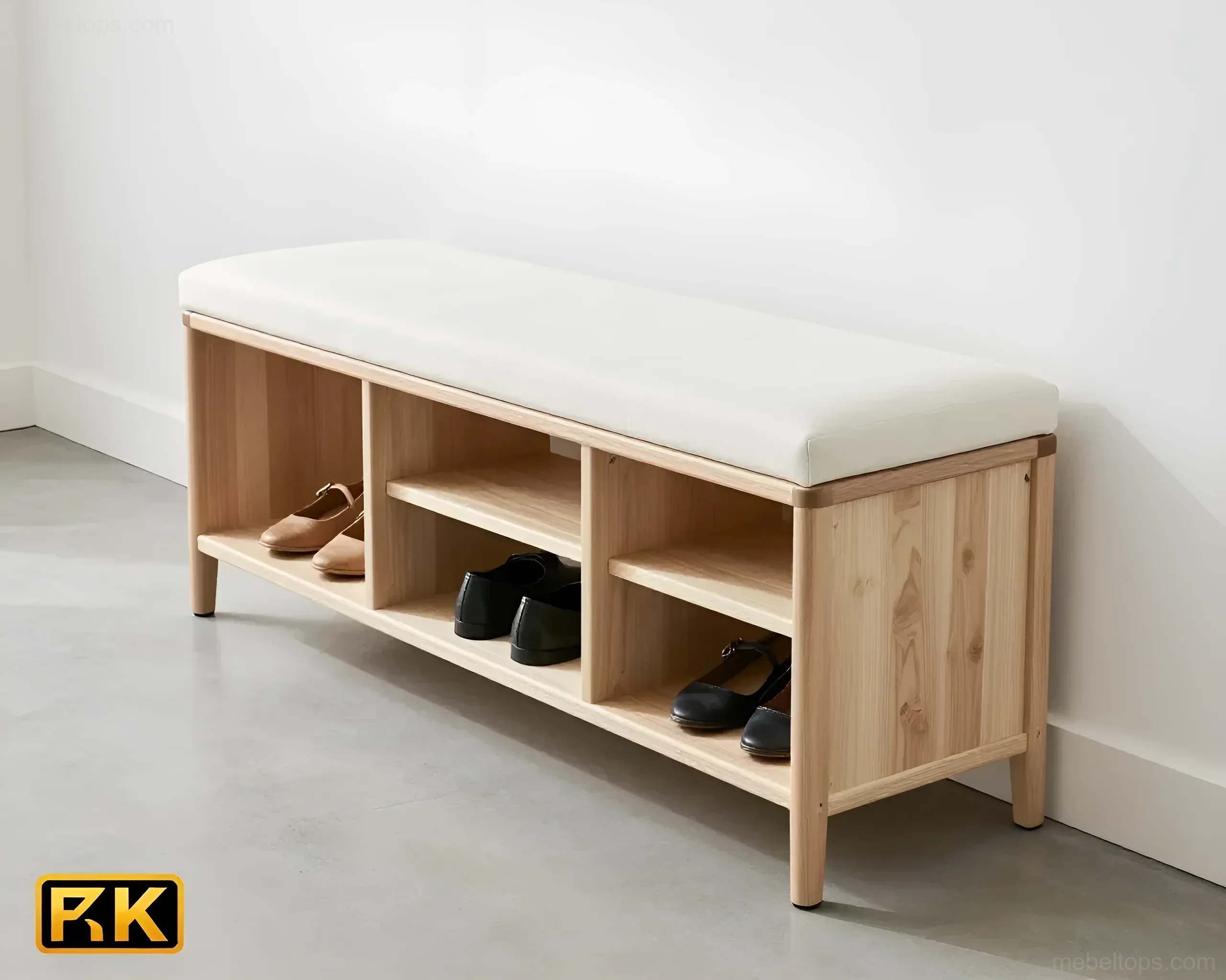 Heller Holzschuhschrank mit weicher weißer Sitzbank und offenen Regalen für Schuhe