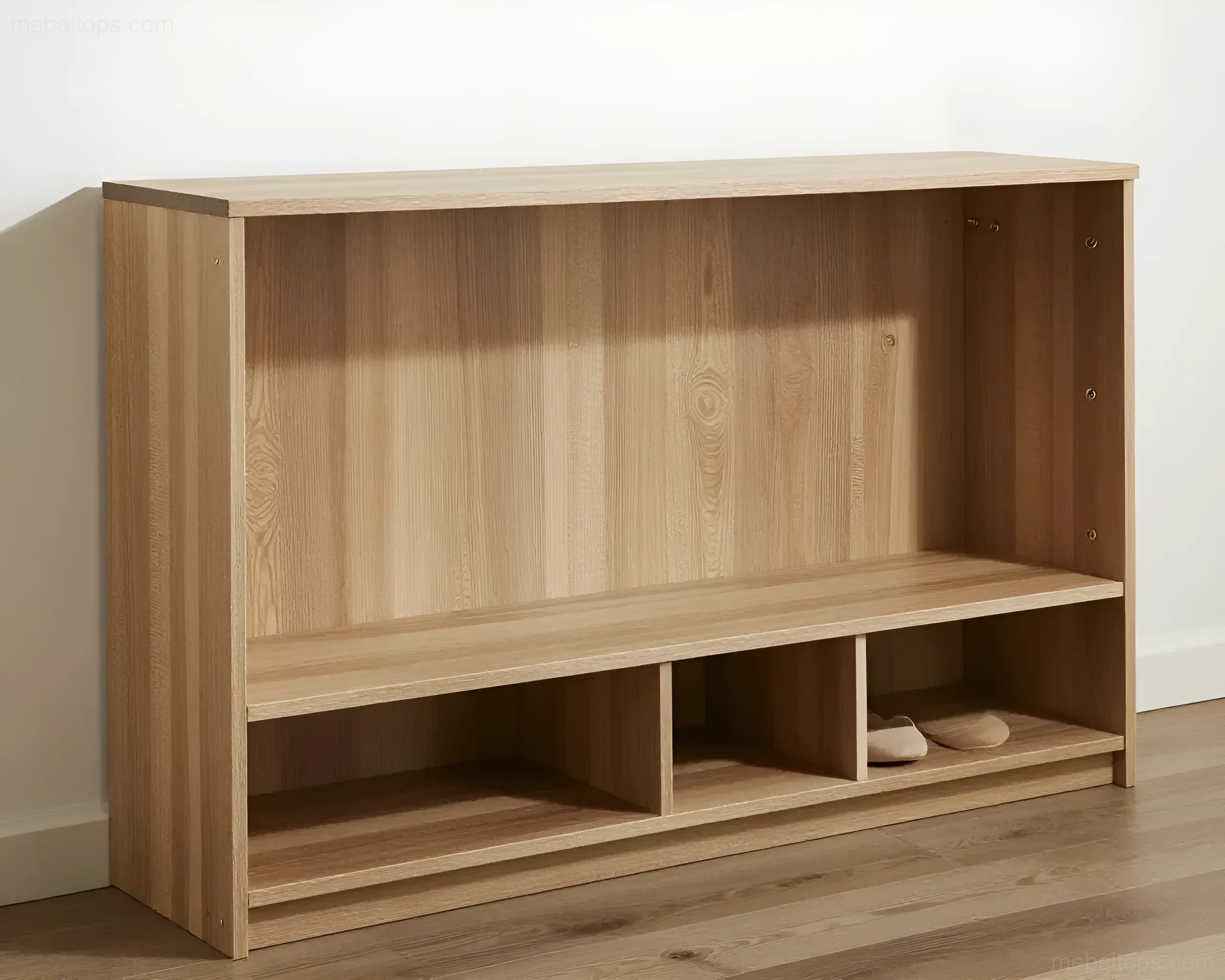 Moderner Holzschuhschrank mit Sitzbank und offenen Regalen