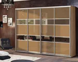 Большой четырехдверный шкаф-купе "Модель 3" шириной 4 метра в кремовом цвете с зеркальными и тонированными вставками.